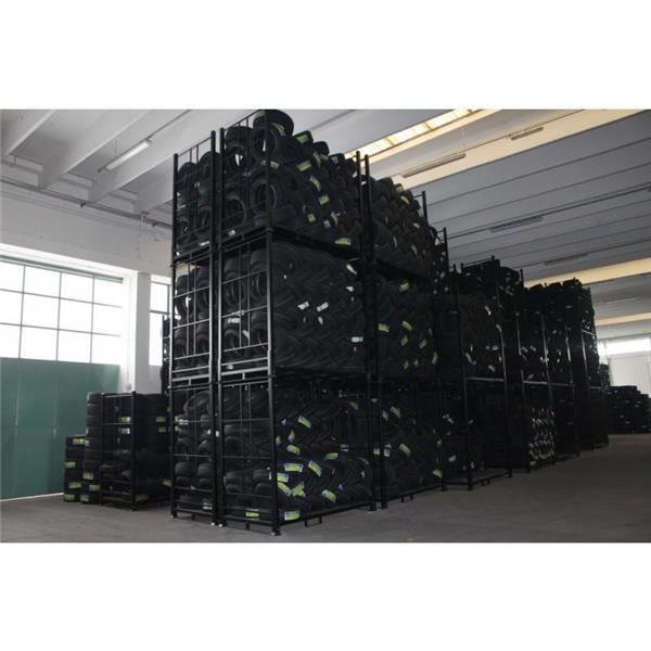 Kovinsko stojalo za hrambo gum, pnevmatik