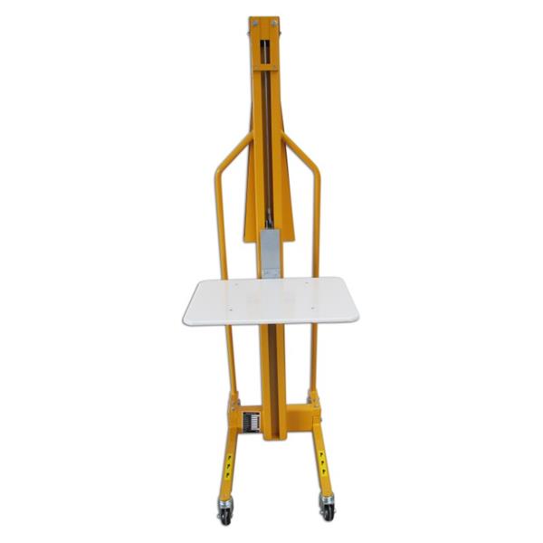 Kisebb emelő kézi csörlővel.