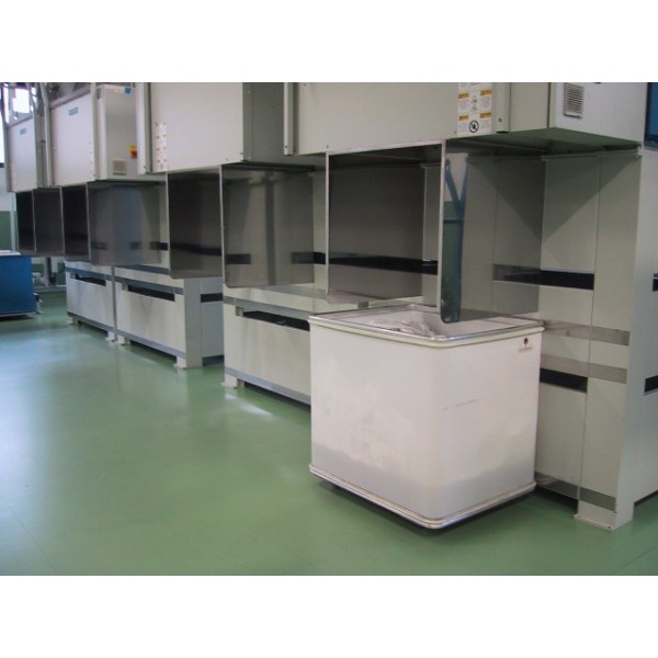 Plastični škatlasti voziček za pralnice, hotele ali industrijo (polne stranice)