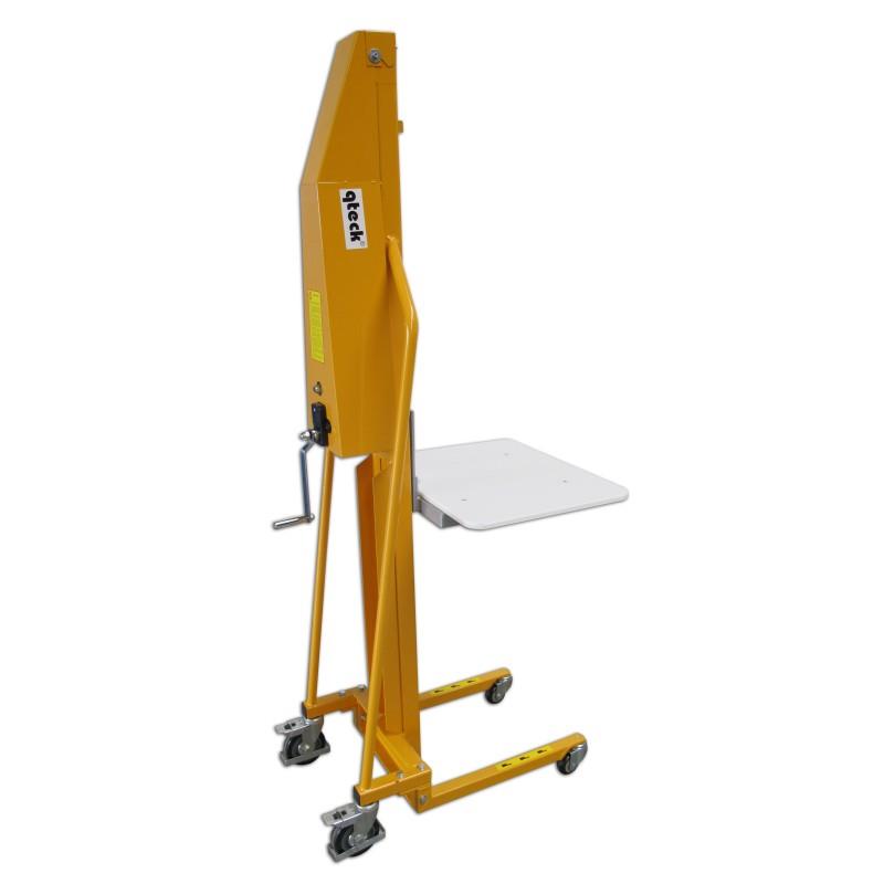 Kisebb emelő kézi csörlővel.