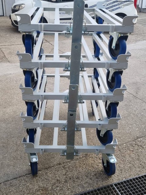 Paletni vozički z rudo za vlakovno vleko