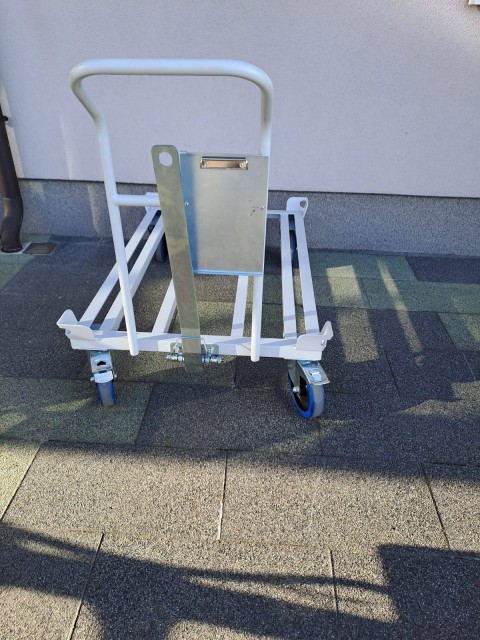 Paletni vozički z rudo, ročajem in označevalno tablico