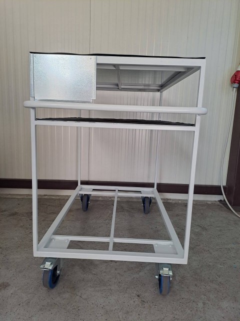 Etažni voziček z 2 nivojema