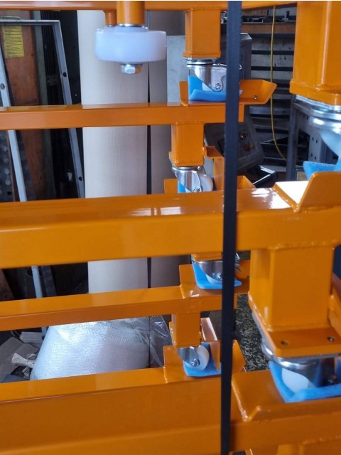 Izdelava u okvirjev s kolesi posebnih barv