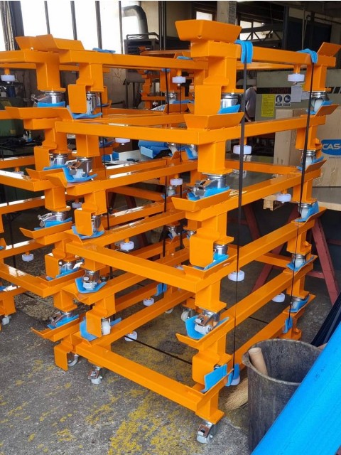 Izdelava u okvirjev s kolesi posebnih barv