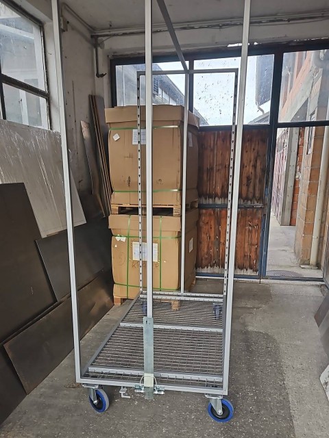 Prilagodljiva premična stojala za višinsko zlaganje