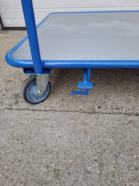 Vozički s pločevinasto platformo in centralno zavoro