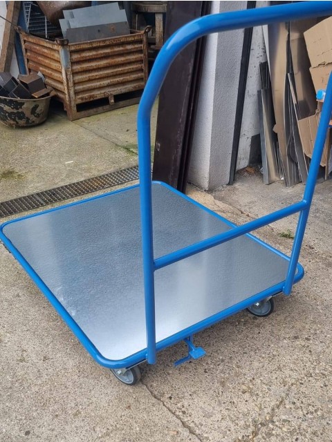 Vozički s pločevinasto platformo in centralno zavoro