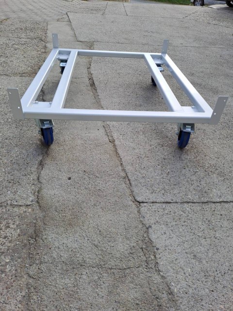 Okvirji na kolesih z nosilci za paleto