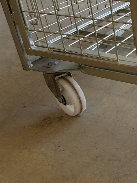 Mrežasti vozički izdelani za logistiko paketov