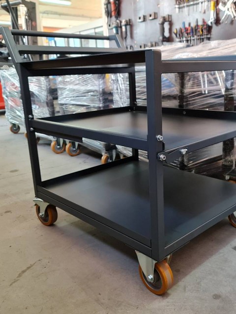 Izdelava kovinskih miznih vozičkov s policami