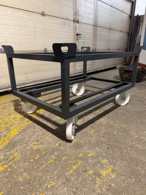 Višji vozički s kolesi za palete