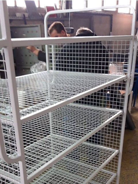 Prilagodljivi mrežasti regali za shranjevanje na paletah