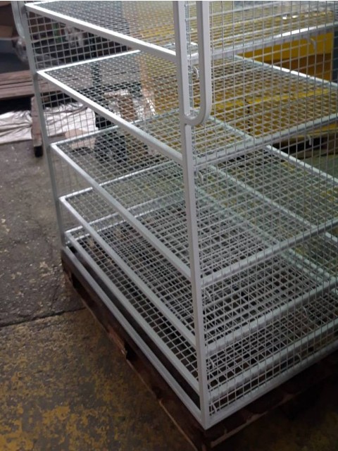 Prilagodljivi mrežasti regali za shranjevanje na paletah