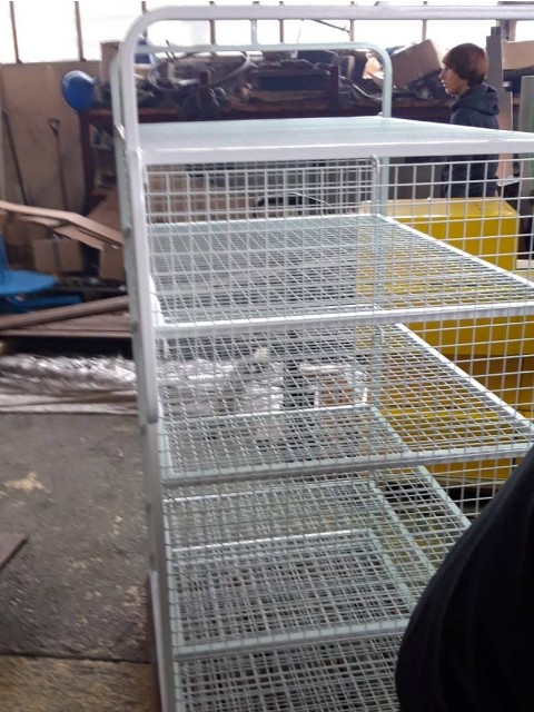 Prilagodljivi mrežasti regali za shranjevanje na paletah