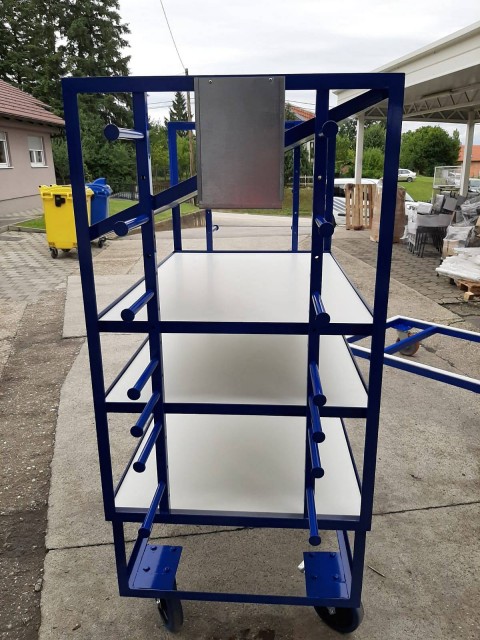 Izdelava industrijskih vozičkov s policami
