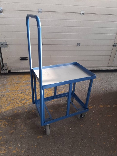 Vozički s polico za skladišče ali delavnico