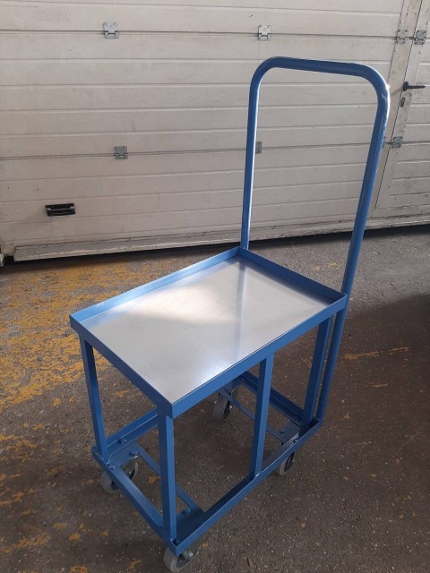 Vozički s polico za skladišče ali delavnico