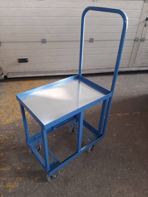 Vozički s polico za skladišče ali delavnico