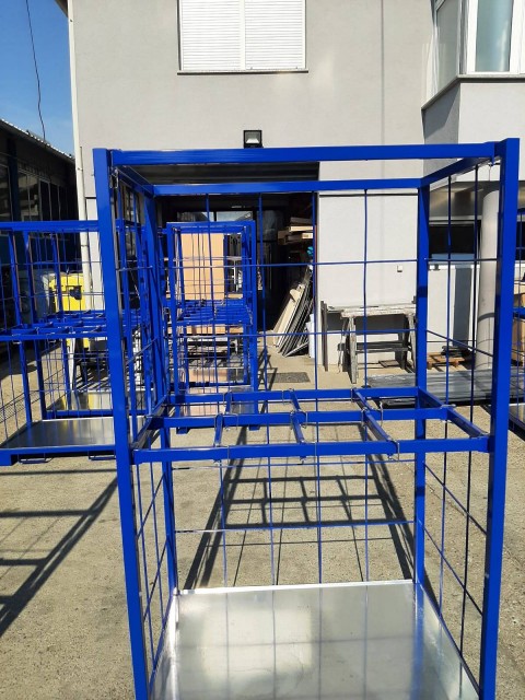 Stojala izdelana za skladiščenje izdelkov podjetij