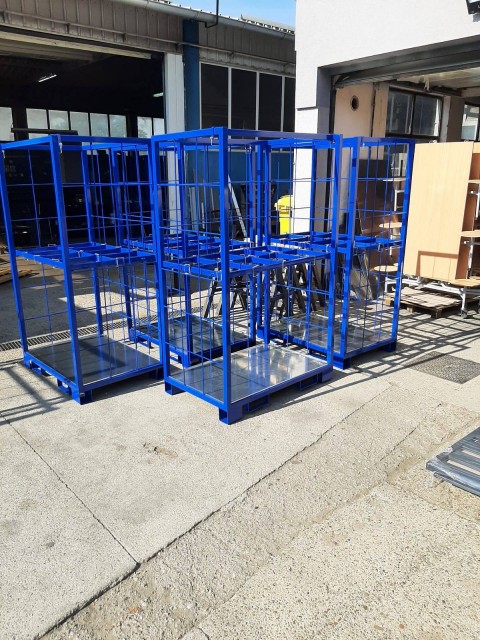 Stojala izdelana za skladiščenje izdelkov podjetij