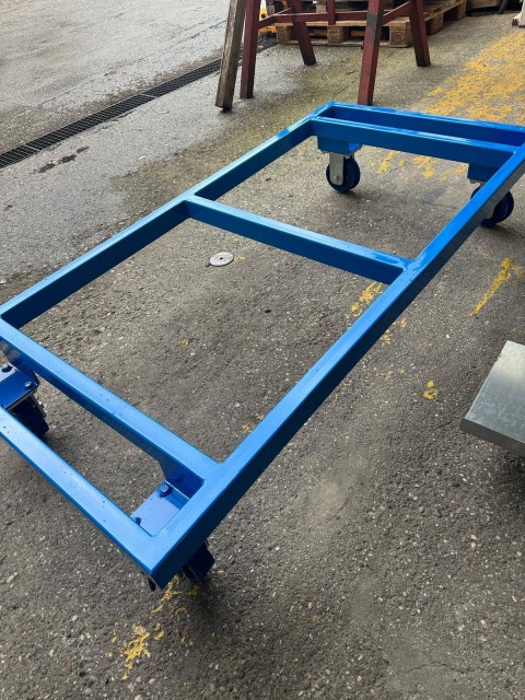 Podstavki s kolesi po meri za transport po tirih