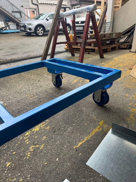 Podstavki s kolesi po meri za transport po tirih