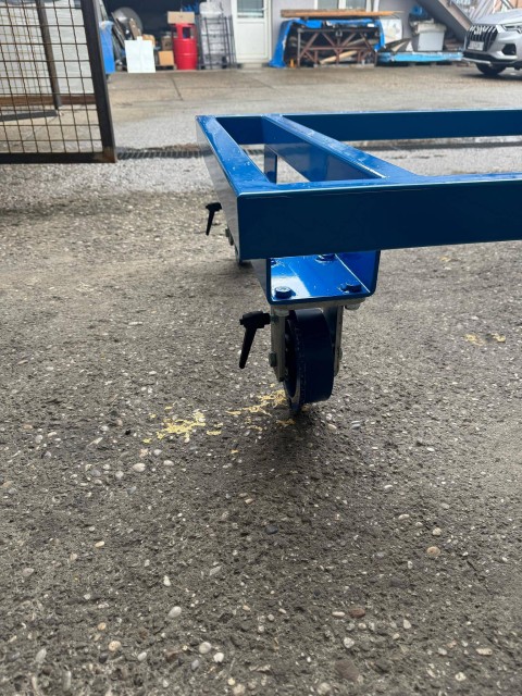 Podstavki s kolesi po meri za transport po tirih