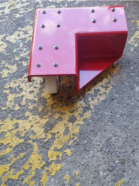 Proizvodnja kotnikov s kolesi za premik strojev