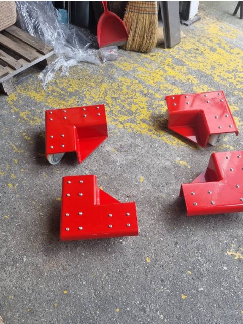 Proizvodnja kotnikov s kolesi za premik strojev