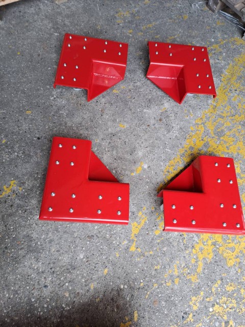 Proizvodnja kotnikov s kolesi za premik strojev