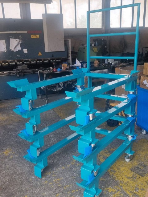 U paletni vozički proizvedeni v posebni barvi