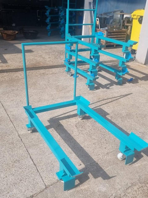 U paletni vozički proizvedeni v posebni barvi