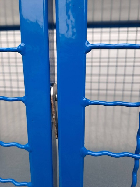 Varnostni vozički za hrambo paketov dostavne službe