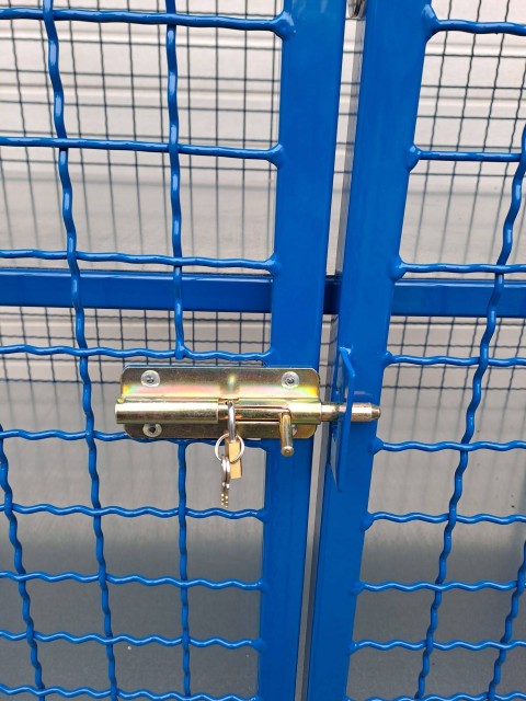 Varnostni vozički za hrambo paketov dostavne službe