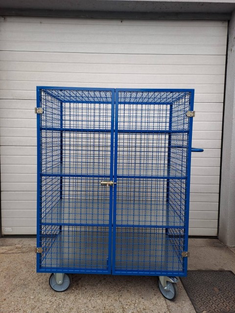 Varnostni vozički za hrambo paketov dostavne službe