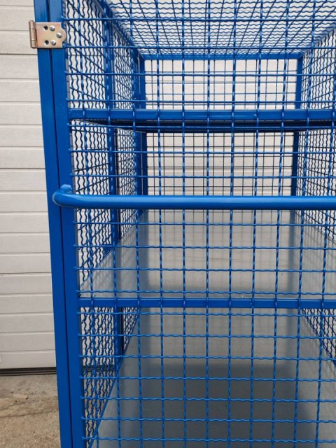 Varnostni vozički za hrambo paketov dostavne službe