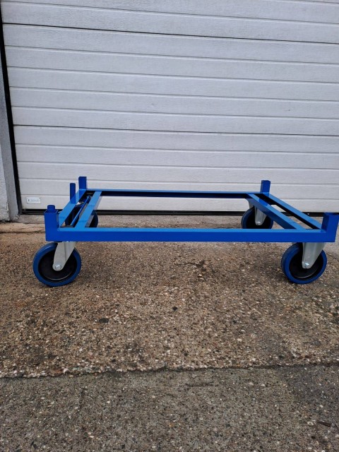 Vozički za palete z nadgradnjo in centralno zavoro