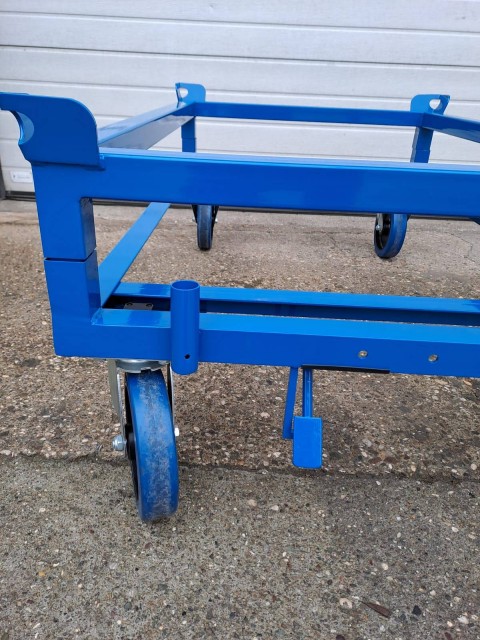 Vozički za palete z nadgradnjo in centralno zavoro