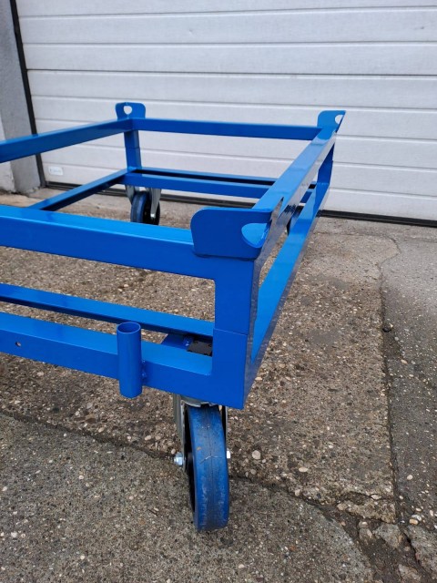 Vozički za palete z nadgradnjo in centralno zavoro