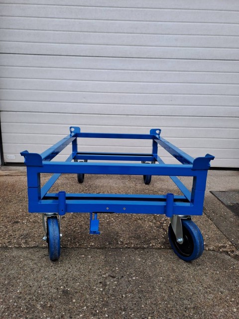 Vozički za palete z nadgradnjo in centralno zavoro