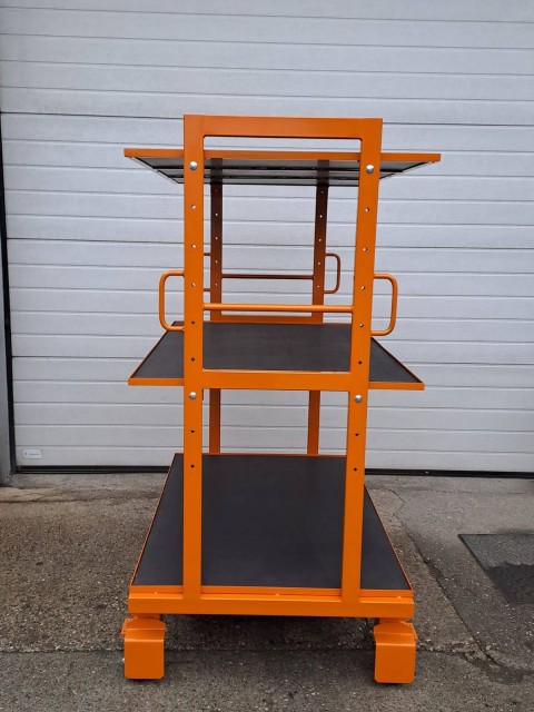 Vozički s policami za težke tovore v industriji