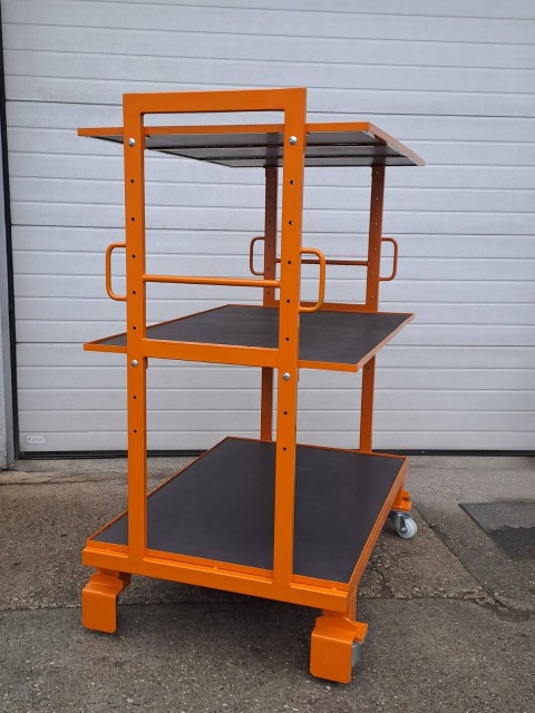 Vozički s policami za težke tovore v industriji