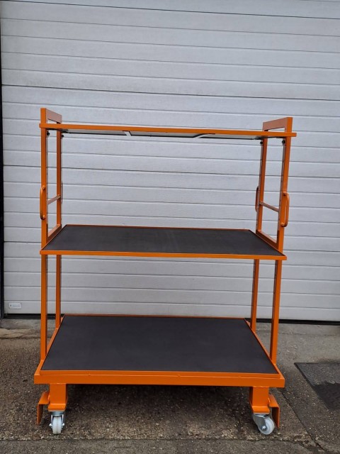 Vozički s policami za težke tovore v industriji