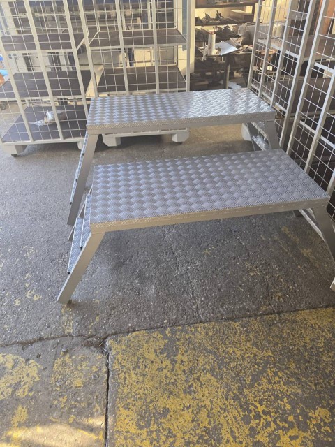 Izdelava aluminijskih delavnih pultov za proizvodnje