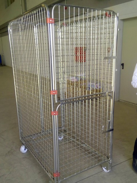 Mrežasti vozički izdelani za logistiko paketov