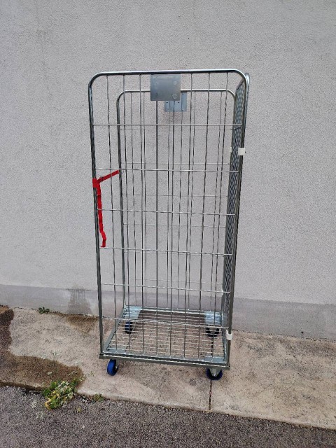 Večja količina mrežastih zabojnikov za pralnice