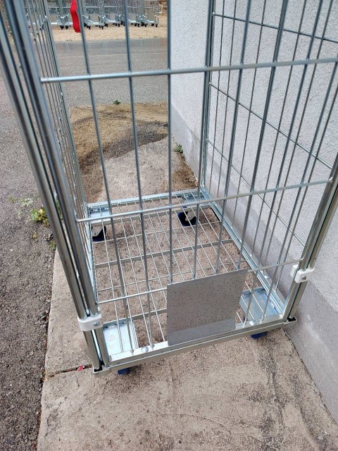 Večja količina mrežastih zabojnikov za pralnice