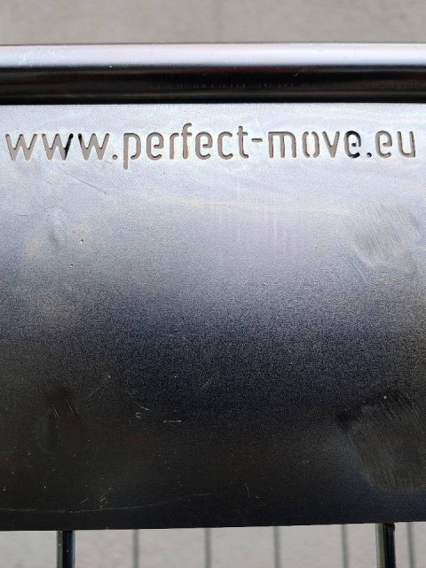 Večja količina mrežastih zabojnikov za pralnice