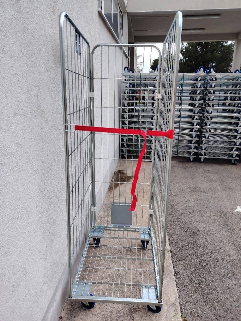 Večja količina mrežastih zabojnikov za pralnice